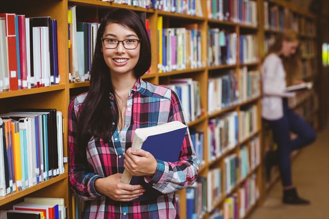 図書館で勉強する女性