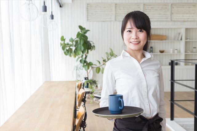 カフェでアルバイトをする女性